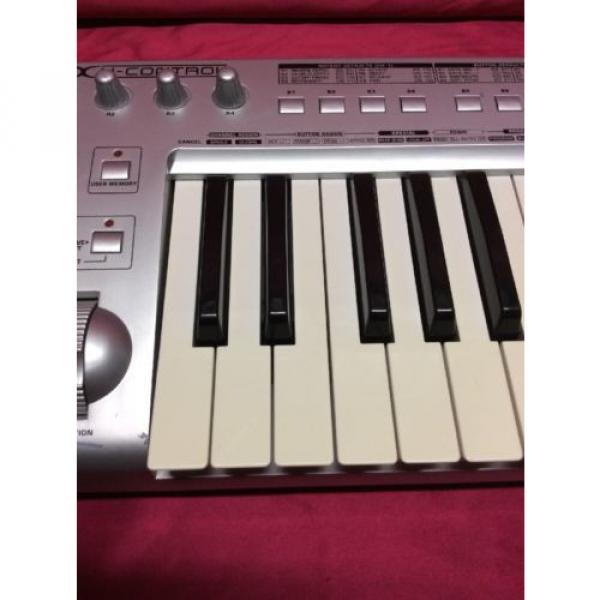 Behringer UMX25 U-Control USB/MIDI Keyboard controller #3 image